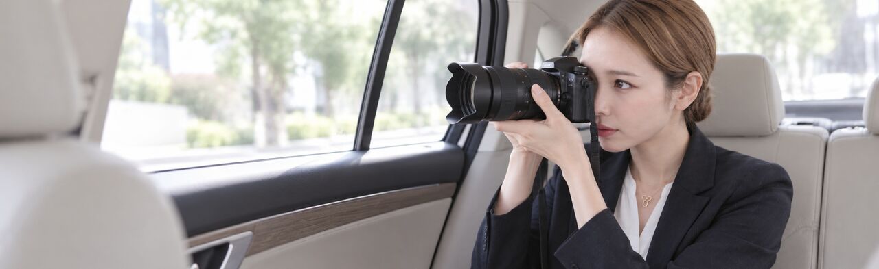 車内でカメラを構える調査員